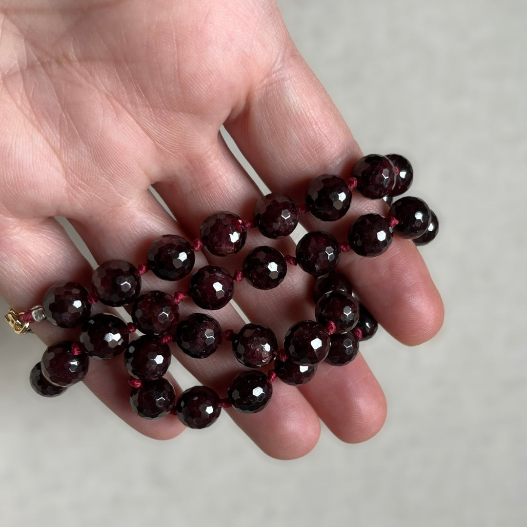 Collier à noeuds en pierres naturelles  (grenat) 48 cm