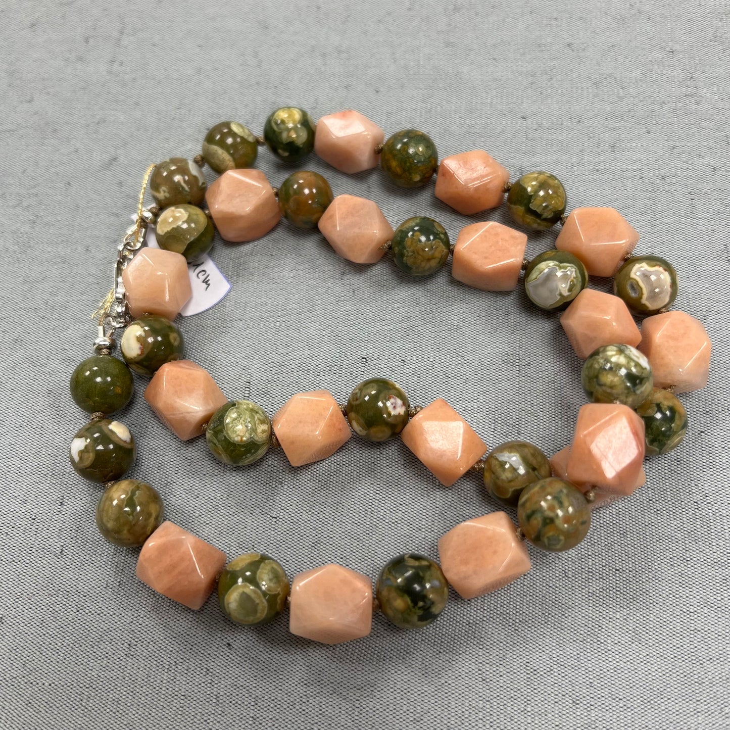 Collier à noeuds en pierres naturelles  (rhyolite, aventurine rose) 51 cm