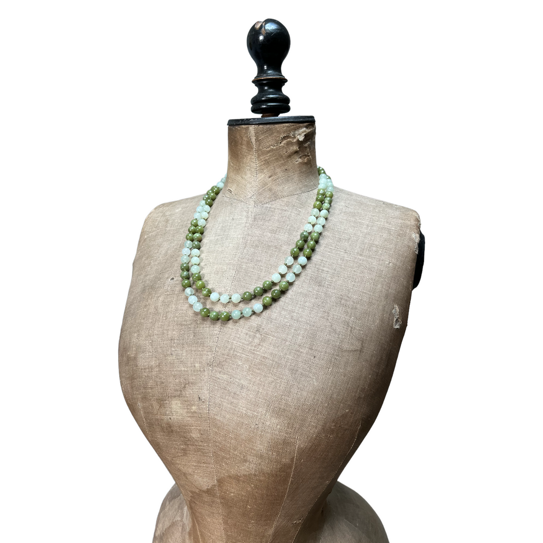 Collier sautoir à noeuds en pierres naturelles  (serpentine, "jade canada", "jade de chine", Mala) 114 cm