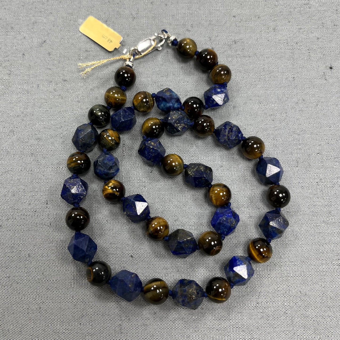 Collier à noeuds en pierres naturelles  (lapis lazuli, œil de tigre) 48 cm