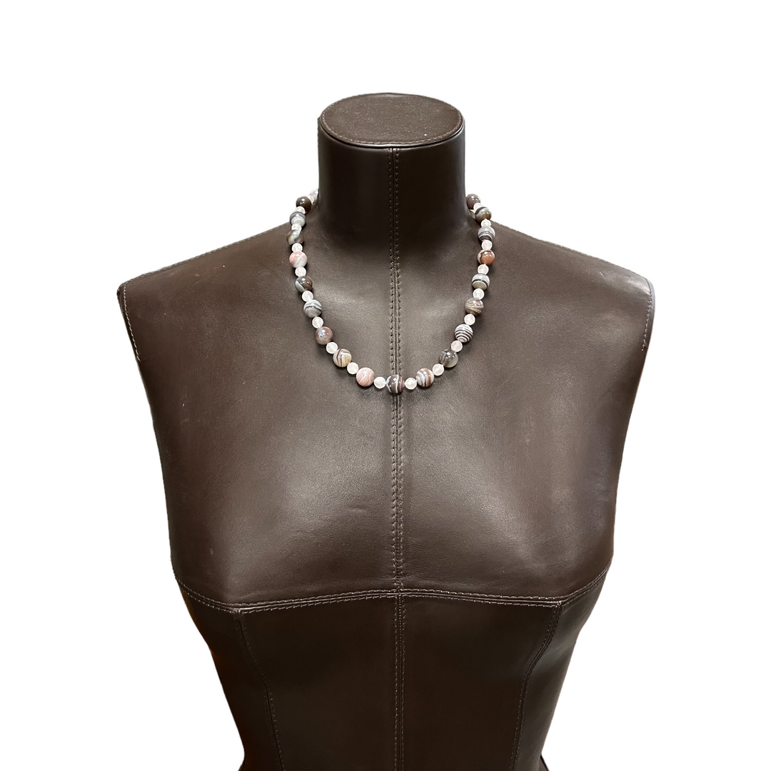 Knotted necklace in natural stones (agate, rose quartz) 46 cm