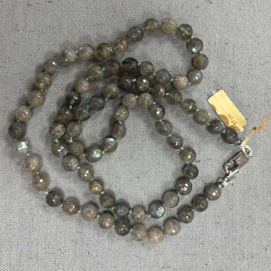 Collier à noeuds en pierres naturelles  (labradorite) 57 cm