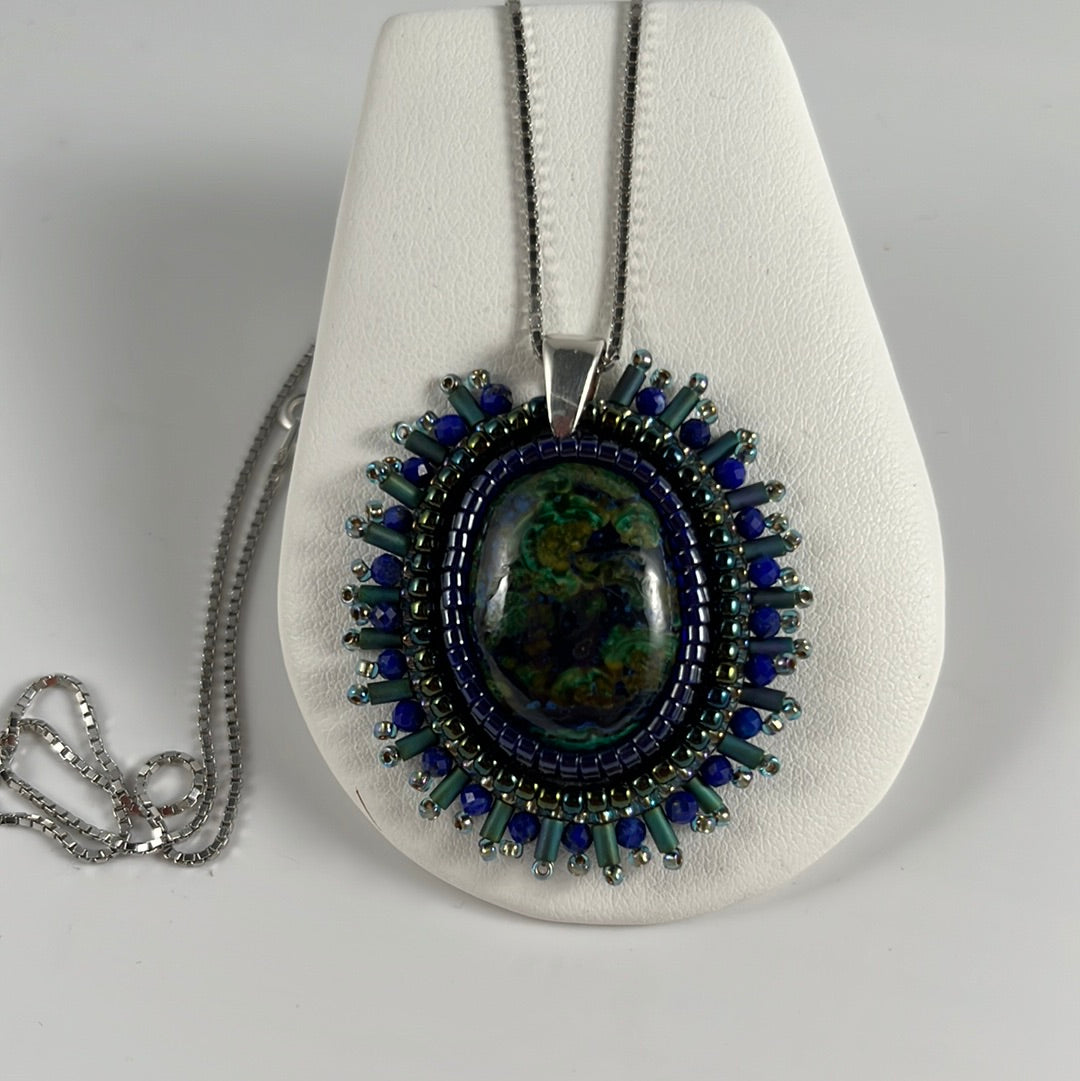 Collier brodé avec Azurite Malachite et lapis lazuli