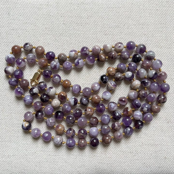 Nodium noded necklace in natural stone (quartz amethyst “chevron”, mala) 112 cm