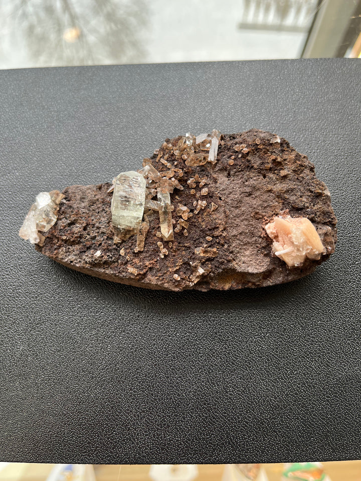 APOPHYLLITE avec inclusions hematite Inde M18W72