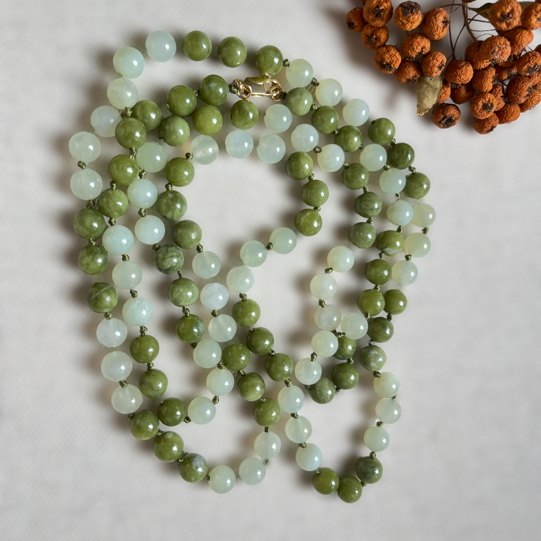 Collier sautoir à noeuds en pierres naturelles  (serpentine, "jade canada", "jade de chine", Mala) 114 cm