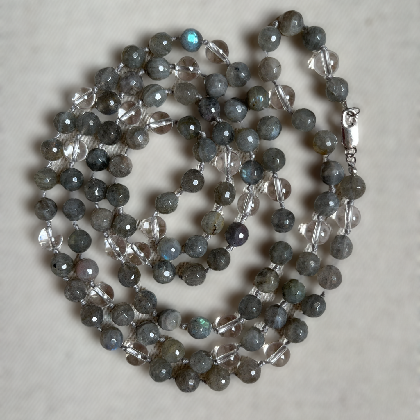 Collier sautoir à noeuds en pierres naturelles  (labradorite, christal de roche, Mala) 116 cm